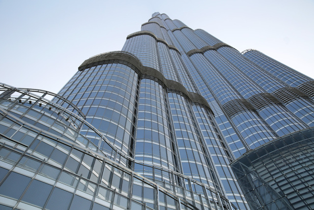 迪拜，一边是黄金，一边是黄土