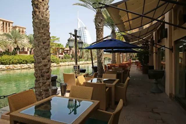 迪拜，一边是黄金，一边是黄土