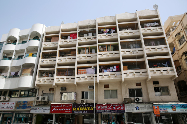 迪拜，一边是黄金，一边是黄土