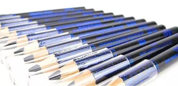 这个月用过的口红有点发霉,一年左右的口红发霉