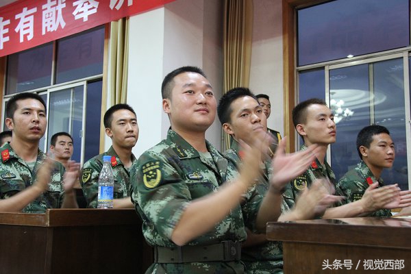 甘肃农村大妈跳广场舞,水兵舞双人舞大爷大妈穿迷彩服