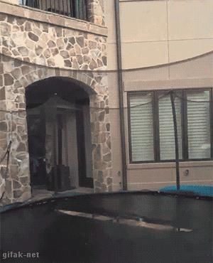 两辆车发生碰撞双方都在看手机,两辆车发生刮擦一辆车走了