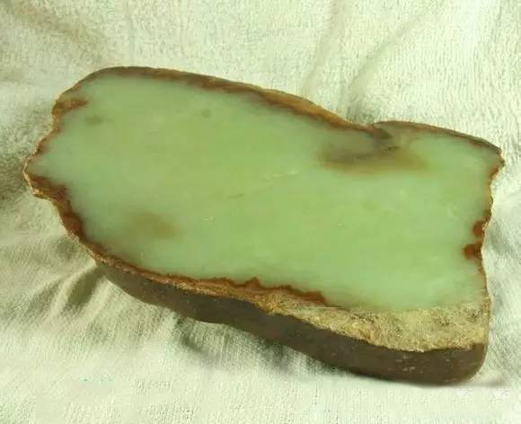 岫玉的黄白老玉与河磨玉的区别,老司机带你聊翡翠