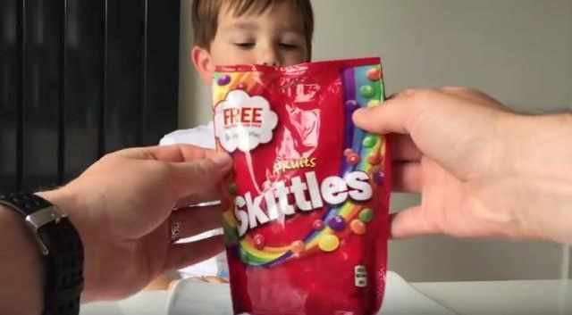 把彩虹糖摆成一个圈,把彩虹糖摆成一个圆往中间倒点水