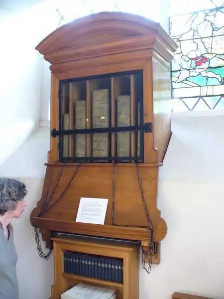 学城图书馆的书架上为什么挂满铁链？