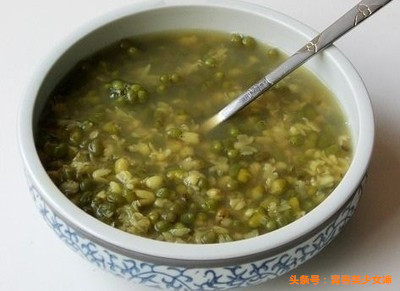 中暑人不舒服喝什么饮料,夏天中暑喝什么汤好