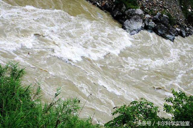 卡尔带你了解了解:泸定桥的铁索是怎么样运到河对岸的那?
