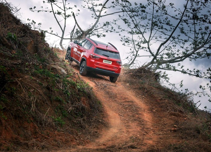 指南者2.4四驱豪华版,吉普指南者2.4四驱高性能版