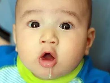宝宝吐口水泡就是肺炎吗,怎么分辨新生儿玩口水还是肺炎