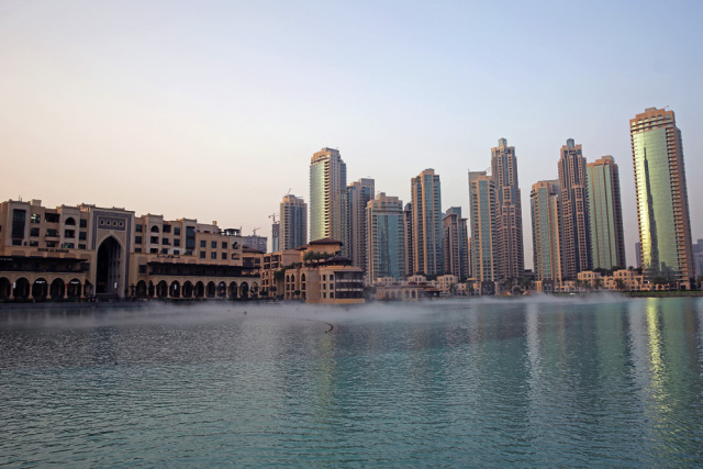 迪拜，一边是黄金，一边是黄土