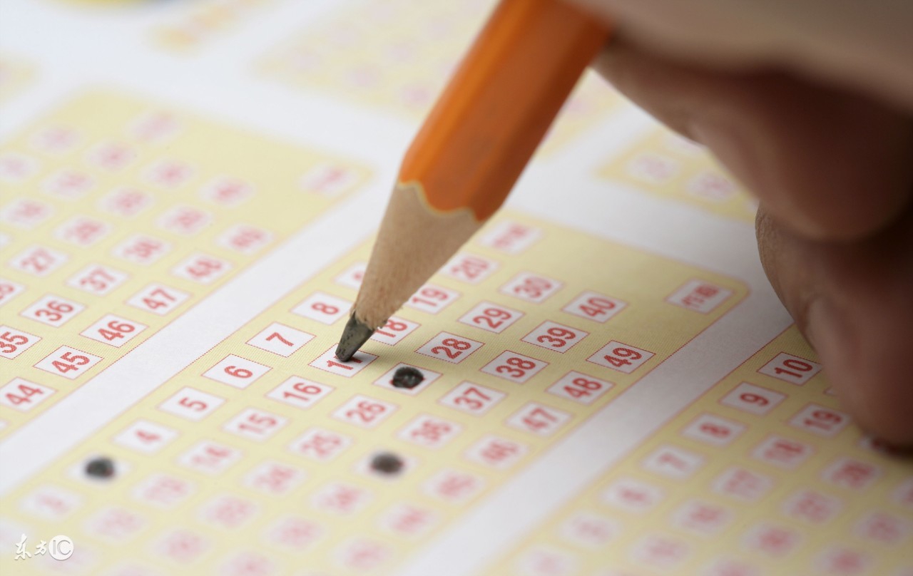 故事:中奖之后“夫妻”反目家庭全被搅乱了,出走多年的妻子突然回家,要钱分钱之事搅得他们焦头烂额