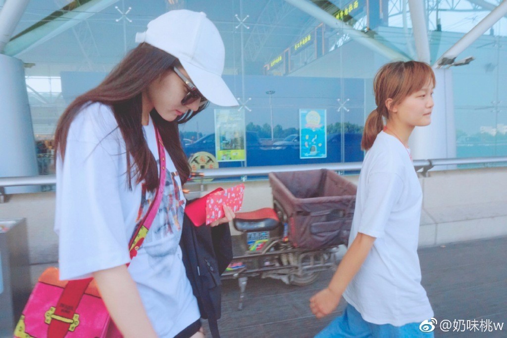 赵薇黄晓明周冬雨中餐厅,赵薇周冬雨高清大图