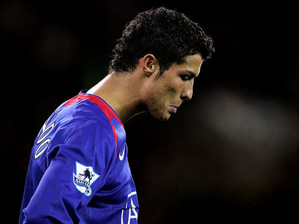 GIF-他空门竟然踢成这样？托妞看了会沉默，罗比看了会流泪！