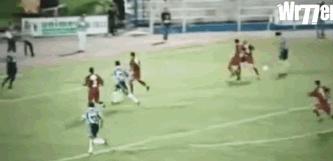 GIF-他空门竟然踢成这样？托妞看了会沉默，罗比看了会流泪！