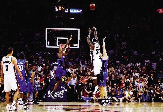 詹姆斯,一个风口浪尖的球星、伪君子?还是伟大的球星?