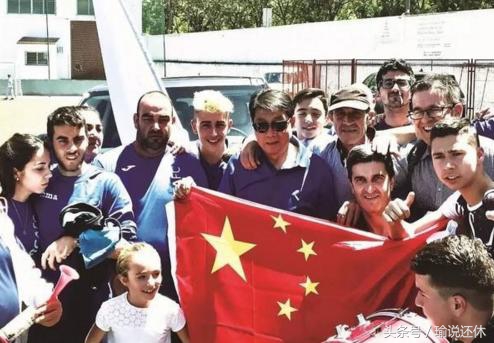 当着巴萨批梅西染发留须有问题！“徐根宝非染发队”，能“黑”出中国足球新天地吗