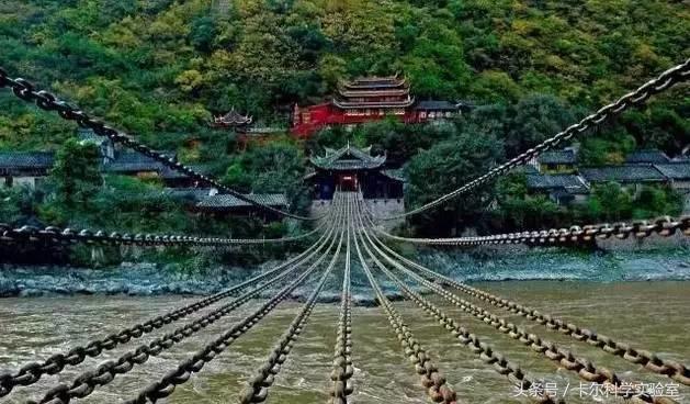 卡尔带你了解了解:泸定桥的铁索是怎么样运到河对岸的那?