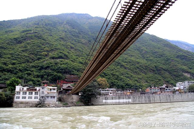 卡尔带你了解了解:泸定桥的铁索是怎么样运到河对岸的那?