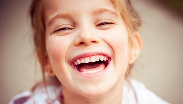 眼睛附近红肿长小颗粒是怎么回事,眼睛周围有密密麻麻小颗粒怎么治