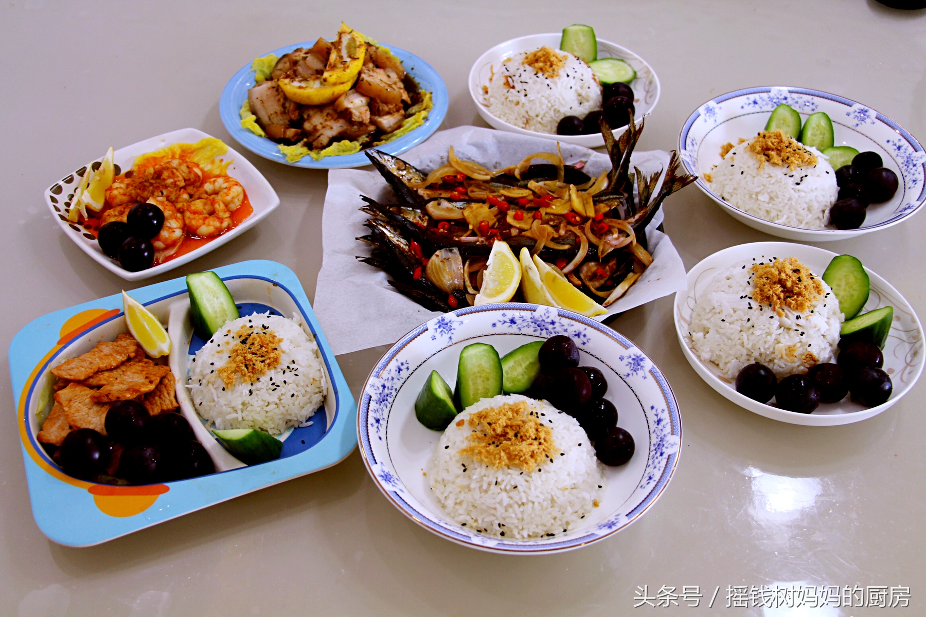 周末在家吃点好的很有必要,咖喱虾加烤肉和秋刀鱼吃的不要太满足哦