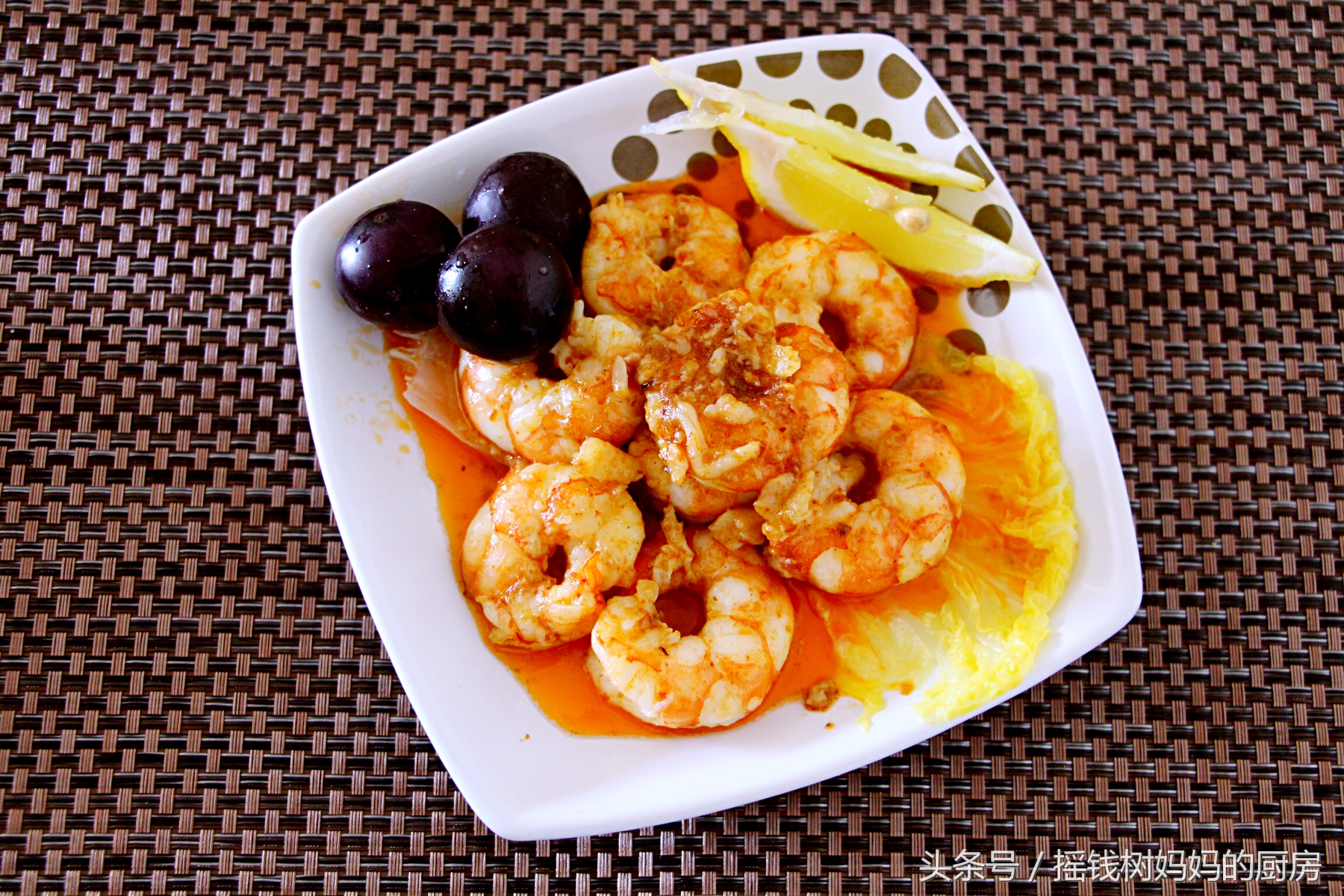 周末在家吃点好的很有必要,咖喱虾加烤肉和秋刀鱼吃的不要太满足哦