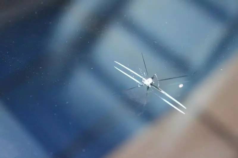 玻璃上钻小洞有什么小窍门,汽车玻璃破了个小洞怎么修复