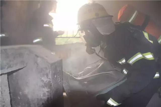 电视机着火用水扑灭事故,电视机自燃