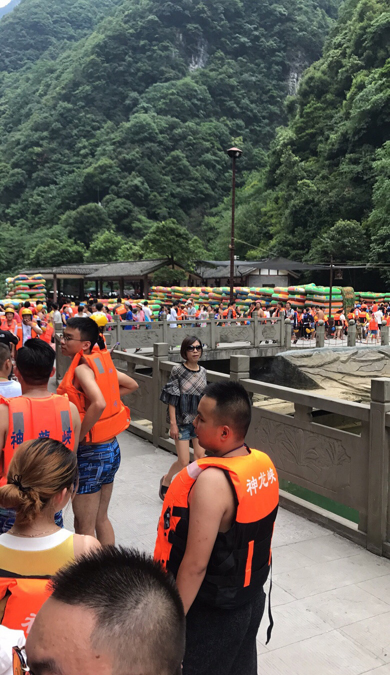 神龙峡漂流一个船可以坐几个人,新兴天露山梅溪古镇神龙峡漂流