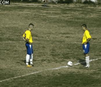 足球搞笑的gif,足球场上永不放弃的名场面gif