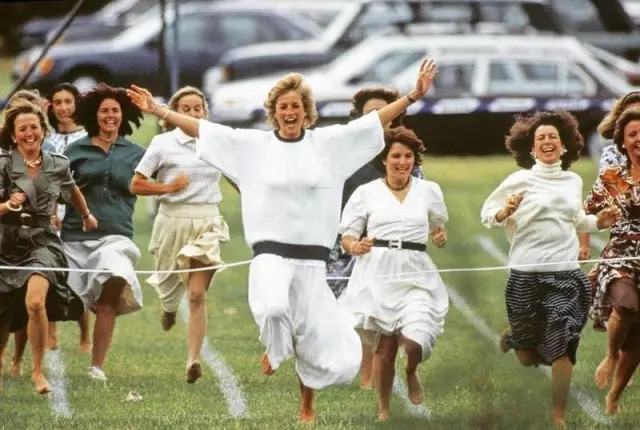 威廉王子兄弟追忆戴安娜王妃,威廉王子兄弟看戴安娜纪录片