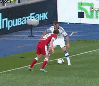 足球搞笑的gif,足球场上永不放弃的名场面gif