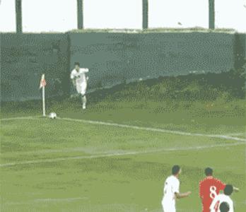 足球搞笑的gif,足球场上永不放弃的名场面gif