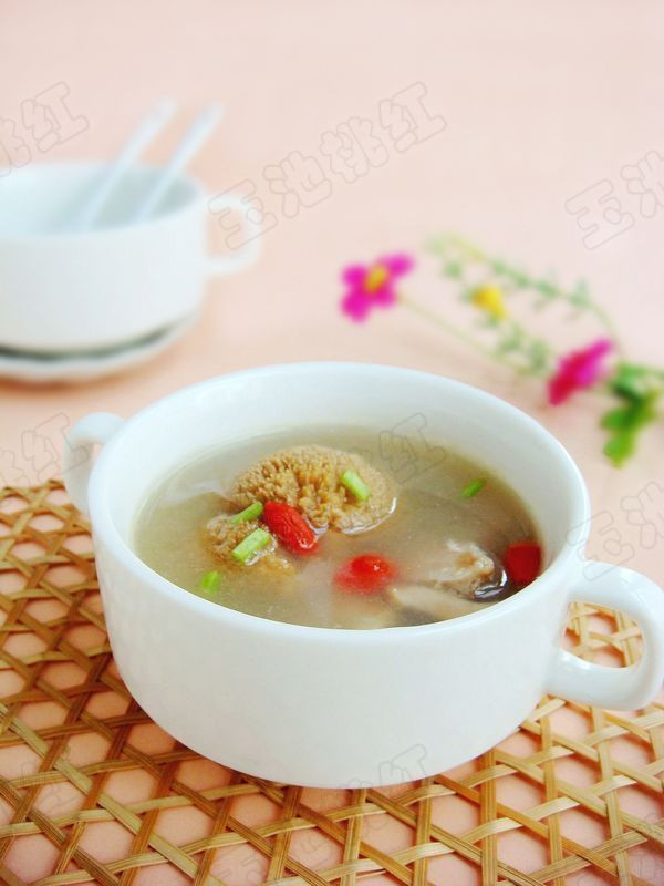 老少皆宜的炖汤材料,老少皆宜松茸炖母鸡汤