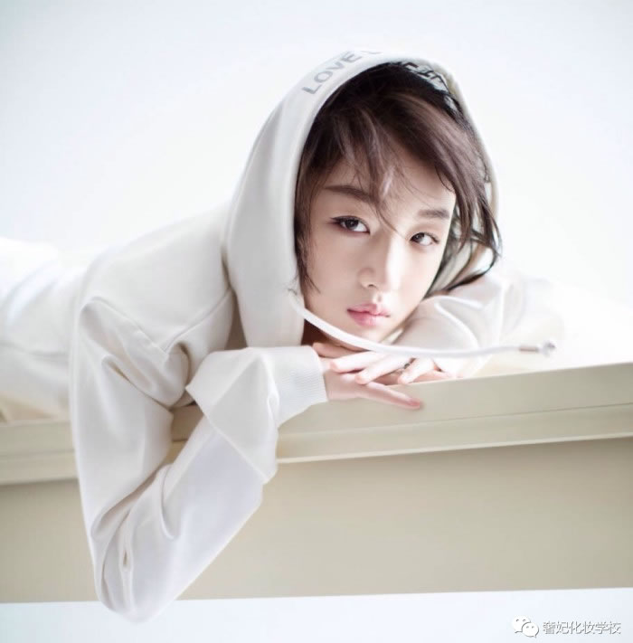 周冬雨单眼皮小眼睛怎么画眼妆,周冬雨单眼皮日常眼妆画法