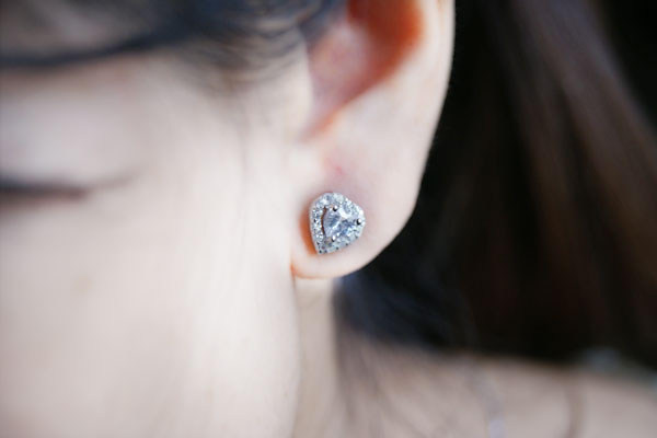 戴耳钉的女生怎么样,戴耳钉的女人会给人一种什么气质