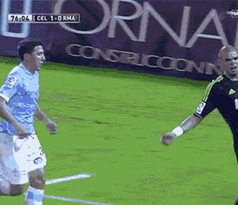 足球搞笑的gif,足球场上永不放弃的名场面gif