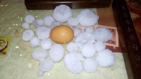 太阳能热水器被大风刮掉砸屋顶,太阳能热水器被冰雹打坏了怎么办