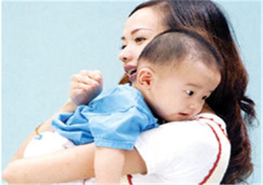 婴儿爱打嗝是什么原因引起的,婴儿爱打嗝是怎么回事啊