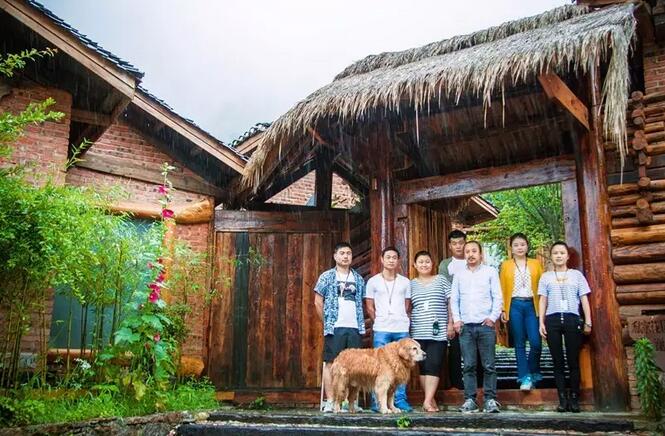 一对夫妻，在《阿凡达》的取景地，改造老宅，收获了完美的人生