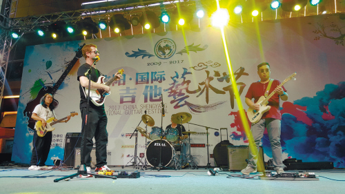 中外艺术家献艺、数百人角逐比赛、引发万人关注国际吉他节，见证沈阳的幸福与活力