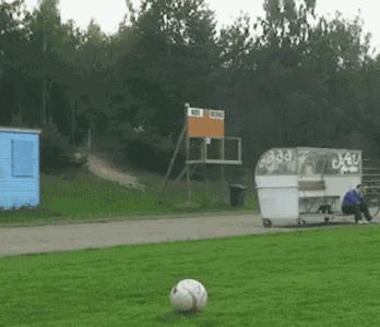 足球搞笑的gif,足球场上永不放弃的名场面gif