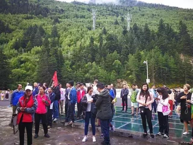 李贝贝的“贵族”足球队来阿坝州了，靓丽足球宝贝精彩助阵