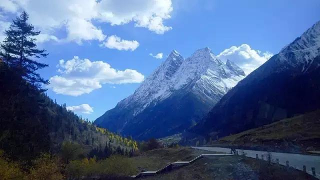 李贝贝的“贵族”足球队来阿坝州了，靓丽足球宝贝精彩助阵