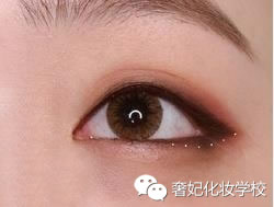 周冬雨单眼皮小眼睛怎么画眼妆,周冬雨单眼皮日常眼妆画法