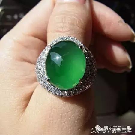 清代玻璃种五彩“翡翠”手镯现世,卖一个亿你说过不过分?