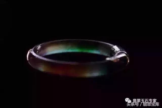 清代玻璃种五彩“翡翠”手镯现世,卖一个亿你说过不过分?