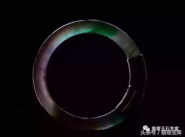 清代玻璃种五彩“翡翠”手镯现世,卖一个亿你说过不过分?