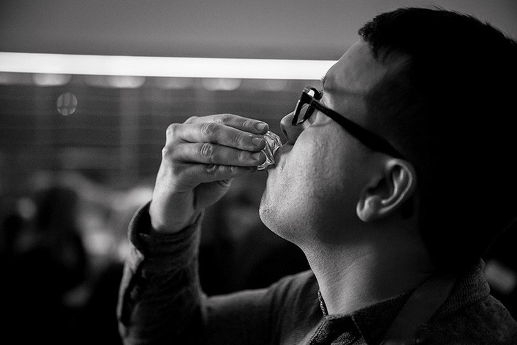 这一颗颗像是露珠的水球竟然可以喝下肚，这是消减矿泉水瓶的重要发明