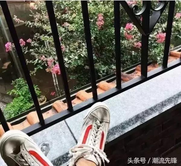 杨幂2021年春款小白鞋,杨幂一双最爱穿的国产鞋