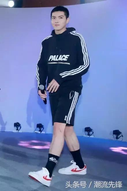 杨幂2021年春款小白鞋,杨幂一双最爱穿的国产鞋